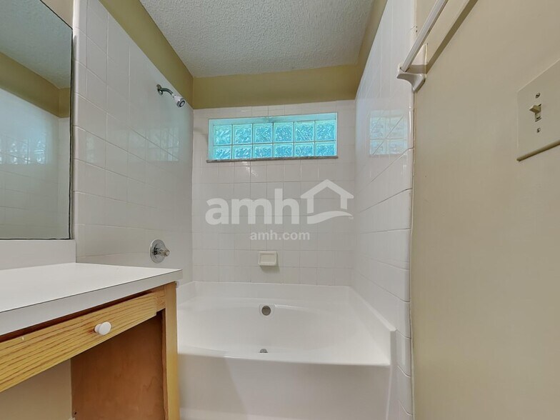 Building Photo - 325 Willow Green Dr
