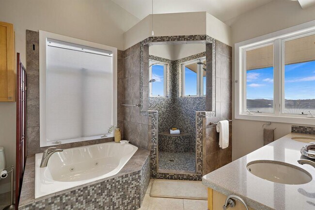 Building Photo - 14020 Lakeview Dr