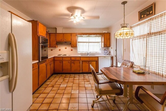 Kitchen with wall oven and double sink - 1375 Alcazar Ave