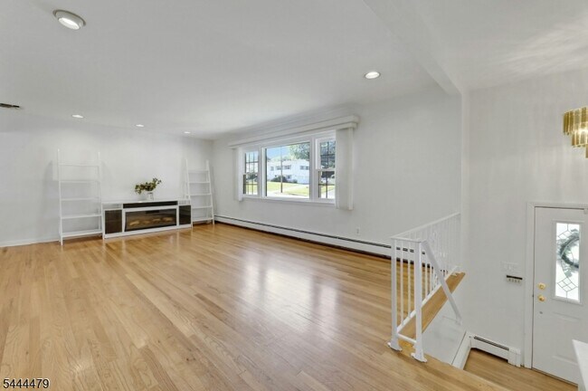 Building Photo - 11 Rande Dr