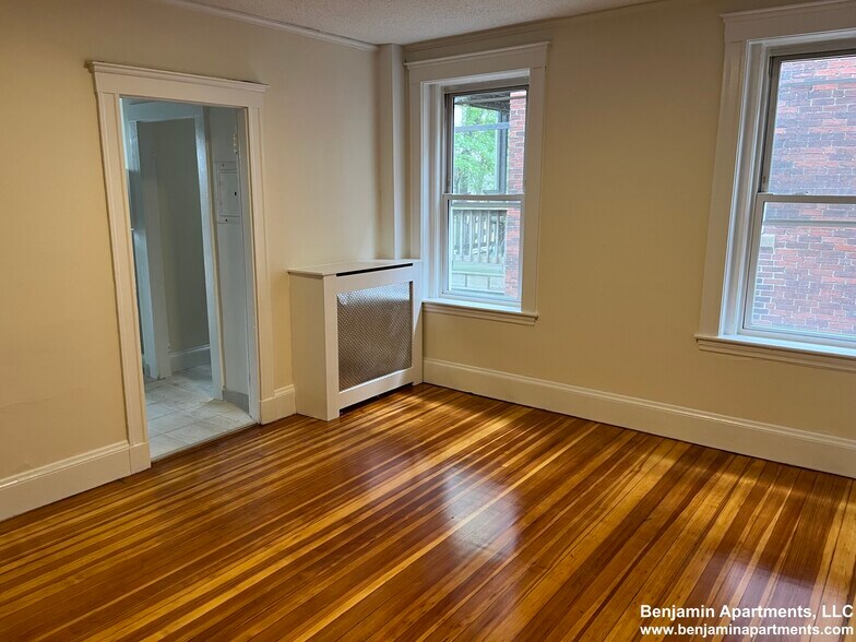 Building Photo - 8 Barrows St