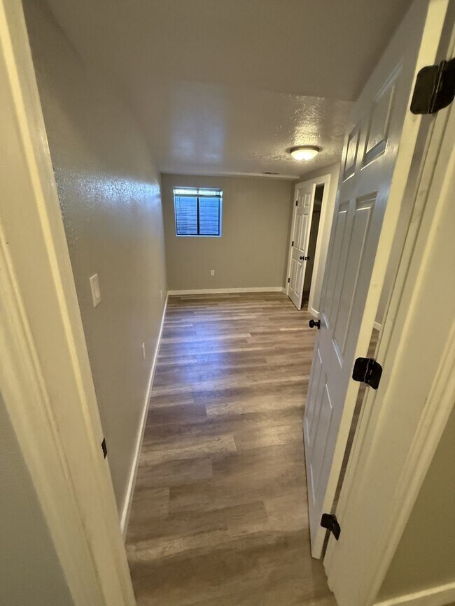 Building Photo - Gorgeous Basement Apartment in Moroni