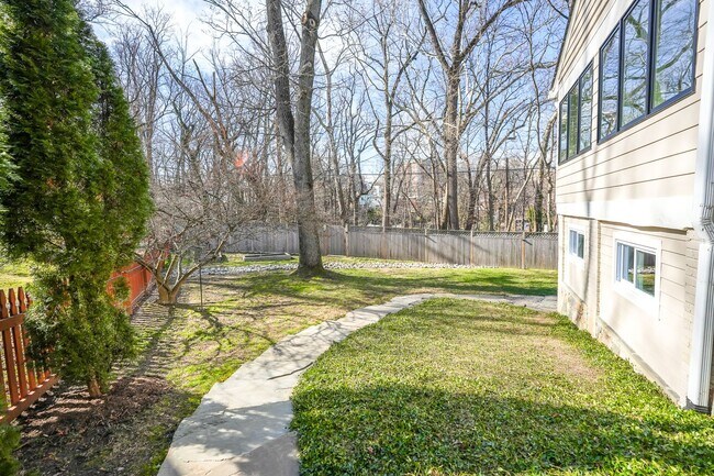 Building Photo - 5128 Linnean Terrace NW