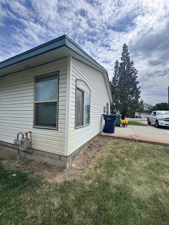 Building Photo - 357 S 2200 W