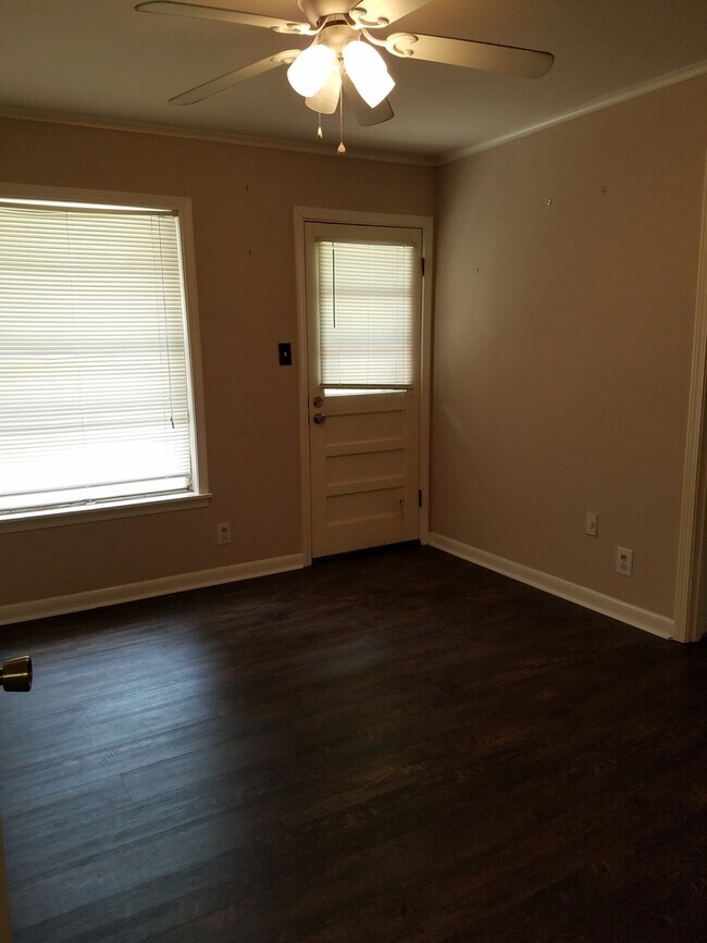 Building Photo - *3/2*SOUTHERN HILLS/SOUTHWOOD*FRESH PAINT*