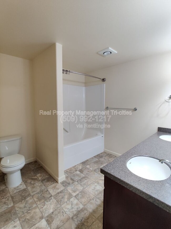 Building Photo - 603 Hilltop View St