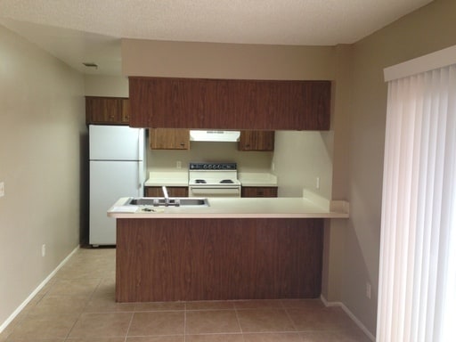 Building Photo - 2 bedroom 1 bath triplex located in the Semoran club subdivision.