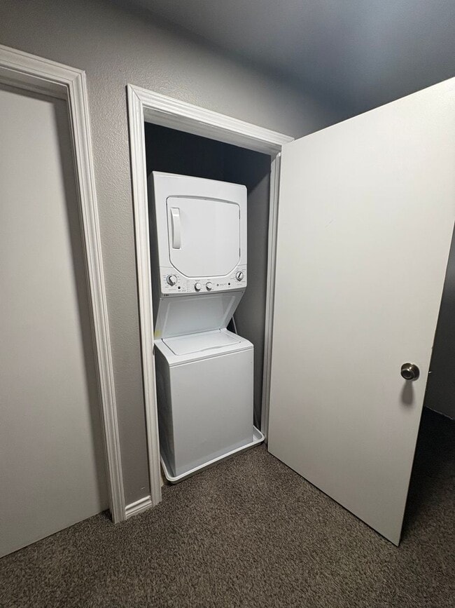 Building Photo - Newly Renovated Town-home