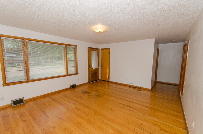 Building Photo - 3 bedroom, 2 bath home located in Green Ac...