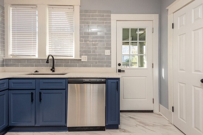 Building Photo - 3BR SFR with Washer/Dryer In Unit & Fenced Backyard in Midtown