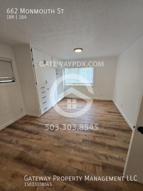 Building Photo - 662 Monmouth St