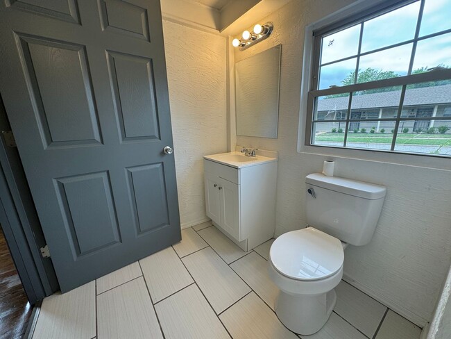 Building Photo - Cute 2 bedroom 2 bathroom home!