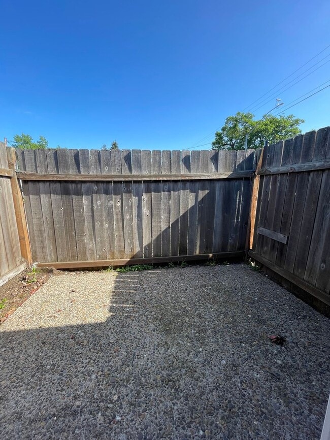 Building Photo - Rent Special!! 2-bedroom Single Level Apartment