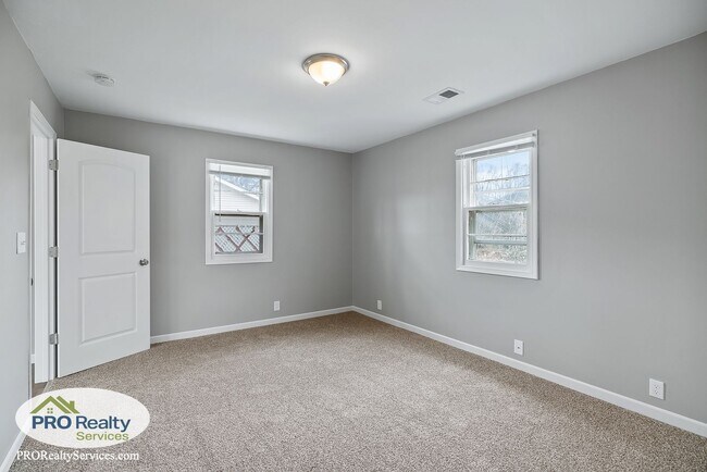 Building Photo - 3 Bedroom Home in Columbia Heights