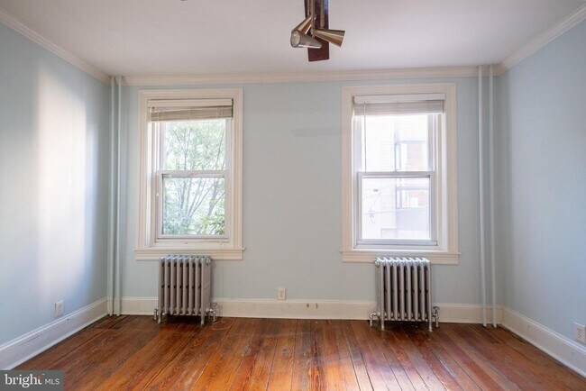 Building Photo - 606 S Delhi St