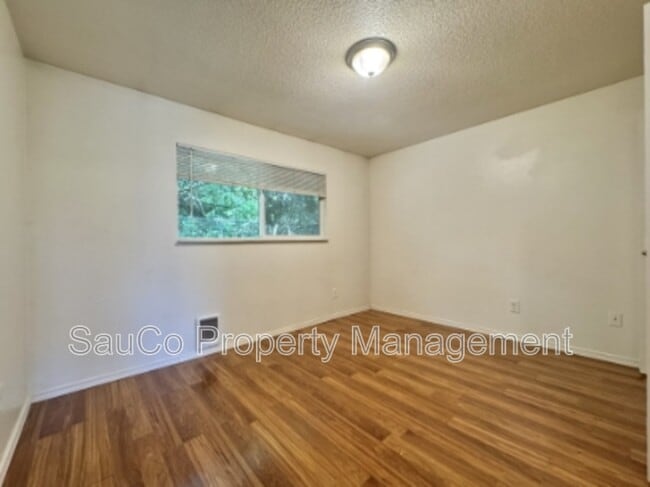 Building Photo - 5560 SW Beaverton Hillsdale Hwy