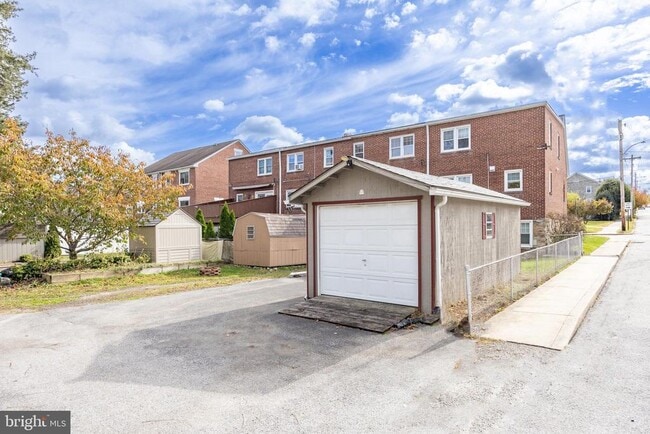 Building Photo - 353 William St