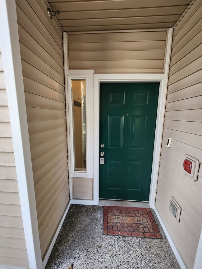 Building Photo - Renovated 3 Bedroom Condo