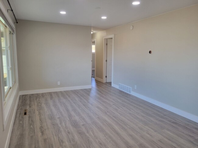 Building Photo - Newly Remodeled 3 Bedroom Ranch Available ...