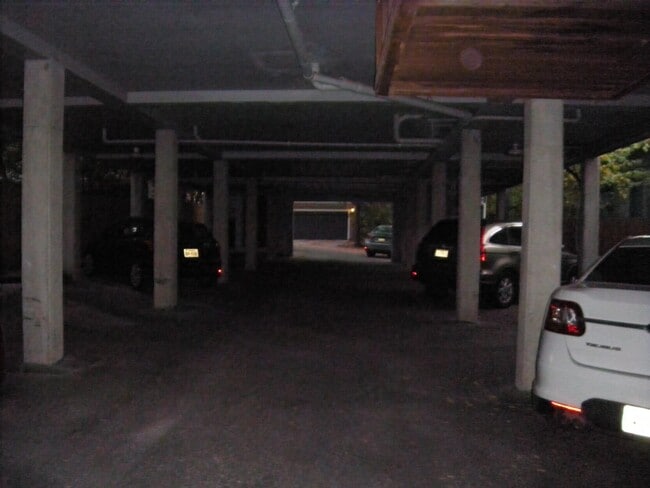 Building Photo - HYDE PARK TERRACE - NORTH CAMPUS - PRIVATE UPDATED 1 BEDROOM FOR AUGUST 2026 PRE-LEASE