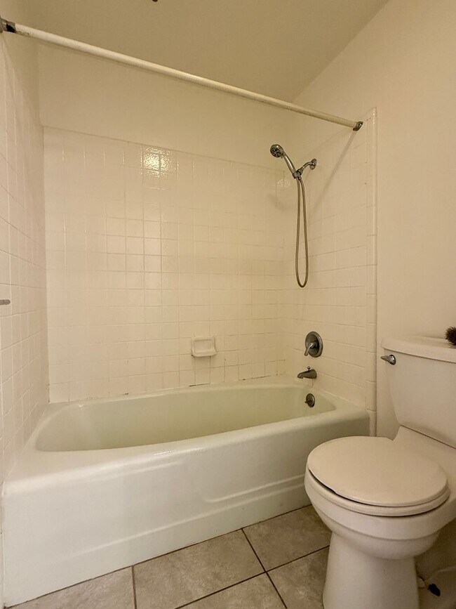 Building Photo - Top Floor Condo in Nob Hill