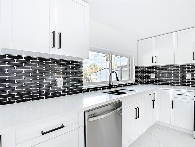 Building Photo - 9920 San Mateo Way