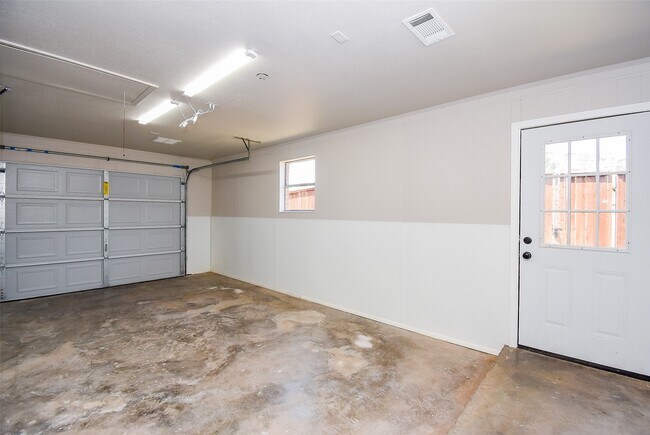 Building Photo - 1119 Edgewood Dr