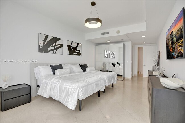 Building Photo - 18101 Collins Ave