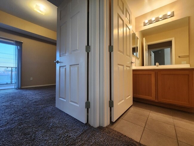 Building Photo - Great Park Ave Condo Unit!