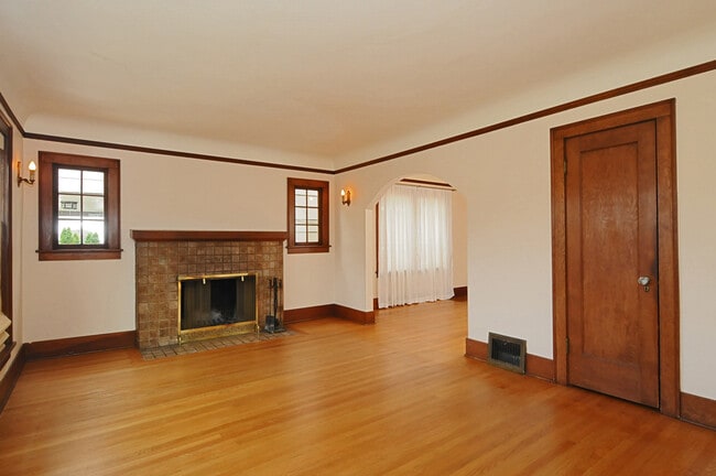 Building Photo - Beautiful Craftsman Home in Desired Neighb...