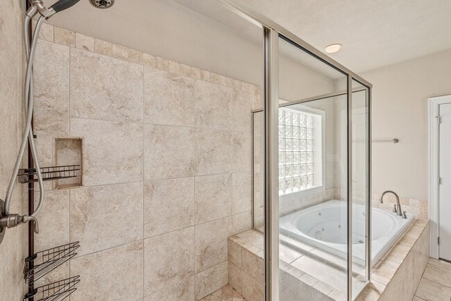 Building Photo - Available for September Move In! Spacious ...