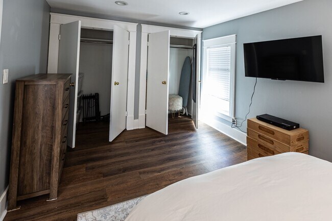 Building Photo - 1515 1/2 S Carson Ave