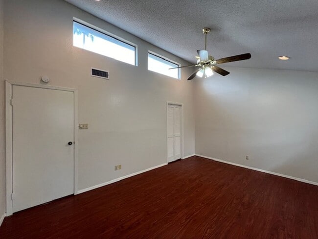 Building Photo - Quadrangle Townhome