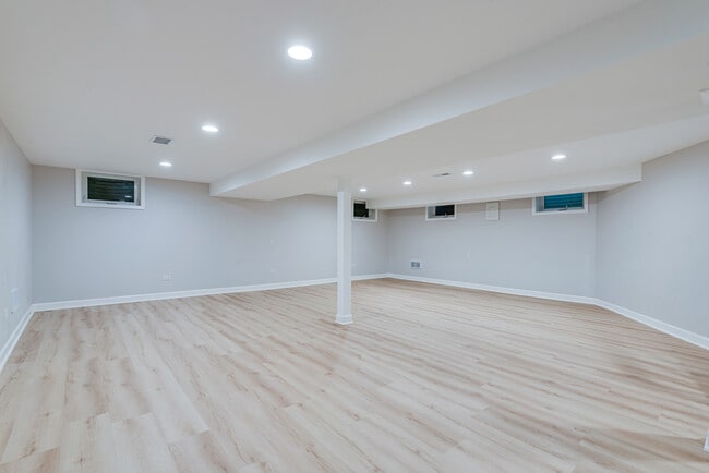 Building Photo - 7330 N Kilbourn Ave