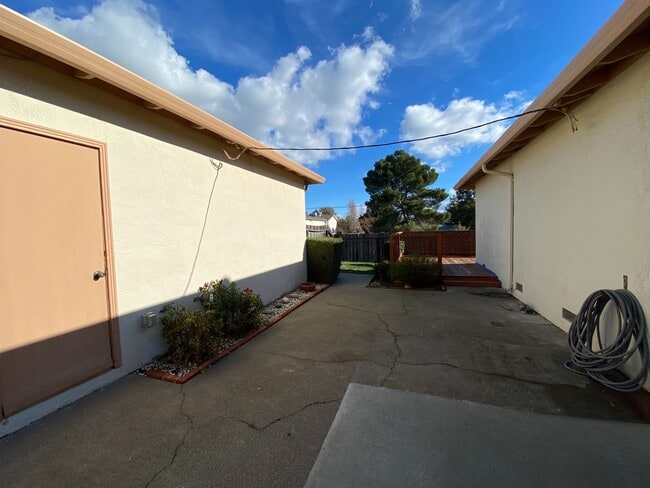 Building Photo - Downtown Benicia Duplex