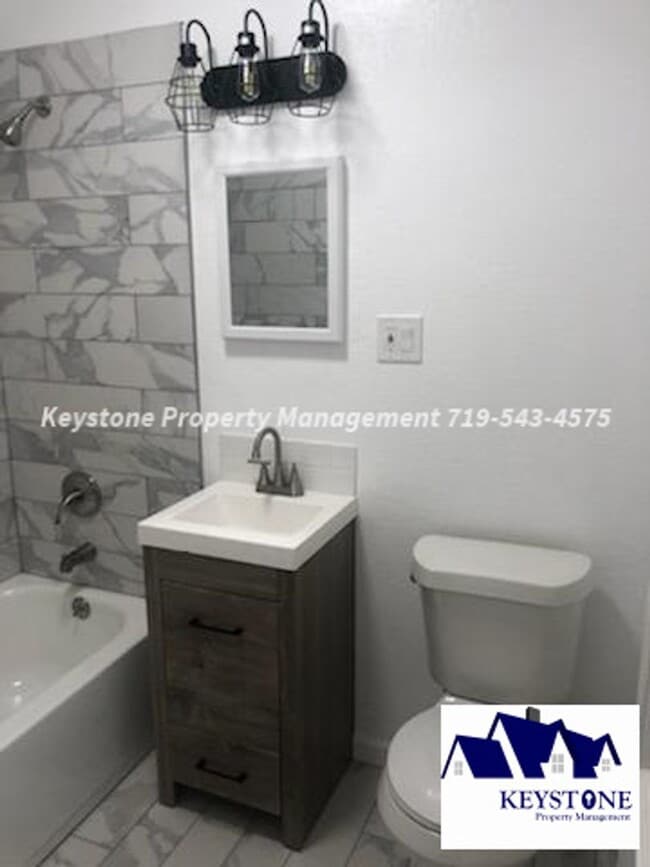 Building Photo - Pet Friendly North Side Home 2 Bedroom/1 Bathroom/1 Car Garage $1350/$1350