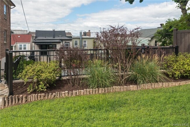 Building Photo - 86 Main St