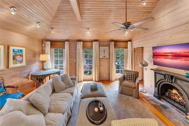 Building Photo - 2538 Parkside Dr NE