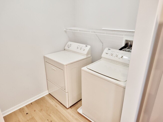 Building Photo - 3 Bed / 2-1/2 Bath Single Family Home