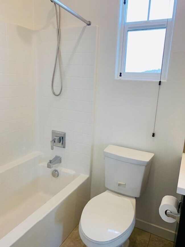 Building Photo - Beautiful & Spacious 3/3 In the Solaire Co...