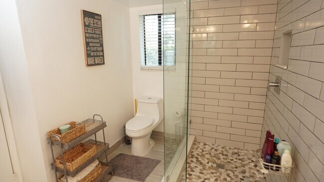 Building Photo - 100 Pelican Pointe Dr