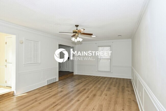 Building Photo - 4 Bedroom Pet-Friendly Home in COLLIERVILLE, TN with Main Street Renewal
