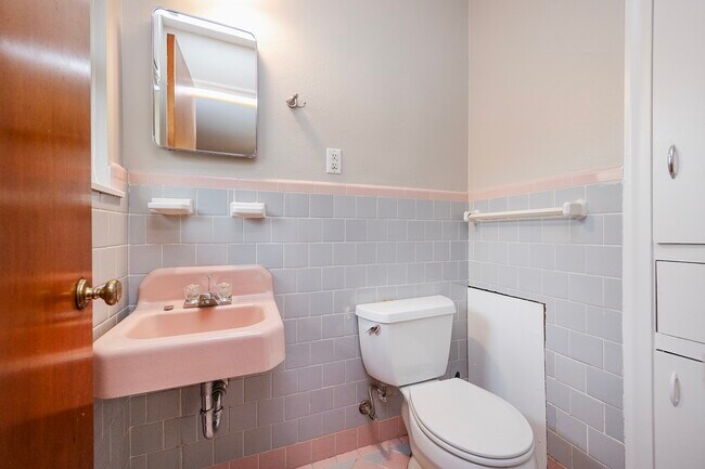 Building Photo - 1018 W 31st St