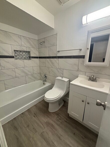 Building Photo - 420 E Navajo Rd