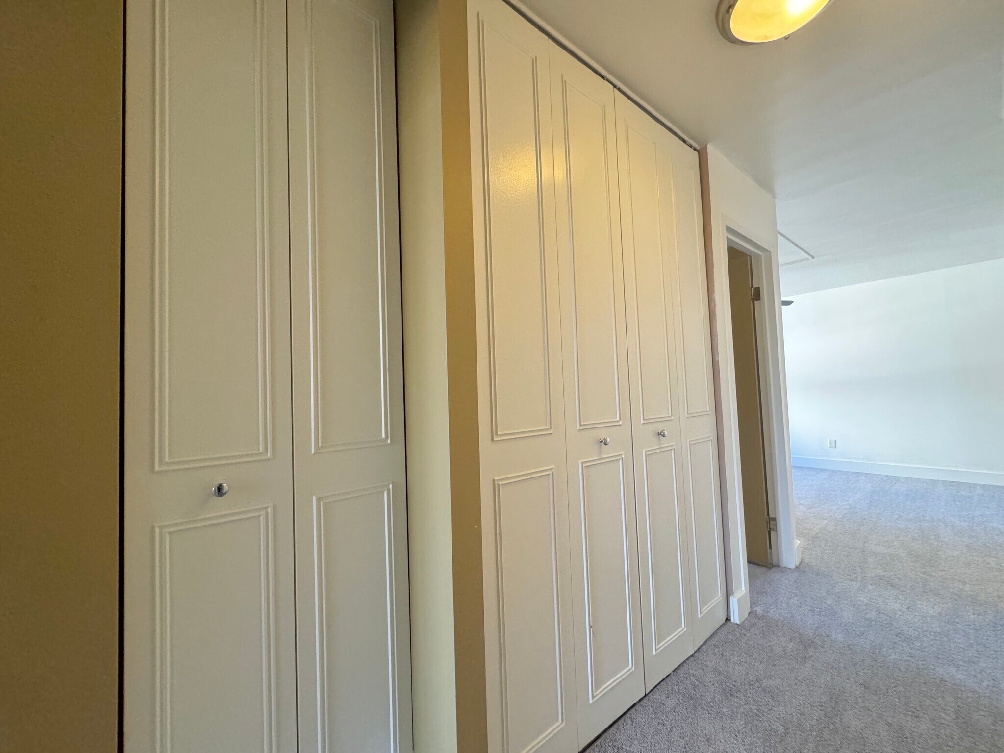 Building Photo - 600 E 8th St