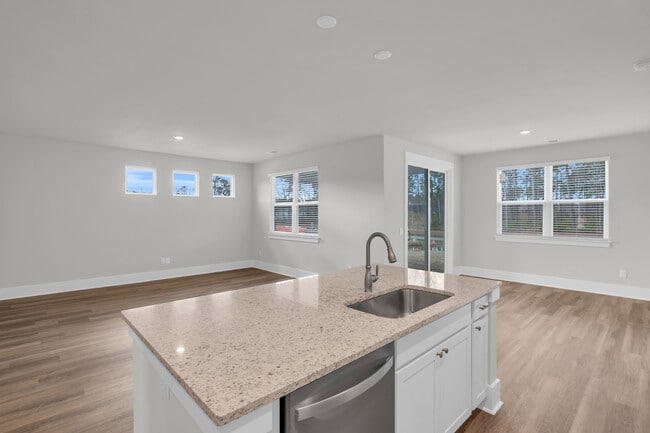 Building Photo - 514 Silky Oak Dr SE