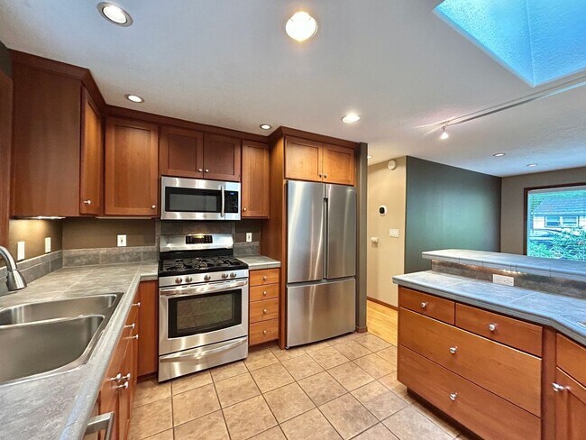 Building Photo - Tranquil Environment: 3 Bed, 1 Bath House