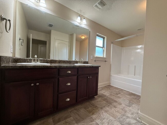 Building Photo - Pensacola - Weatherstone - 4 bedroom, 2.5 ...
