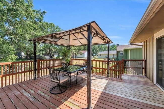 Building Photo - 305 NW Shamrock Ave