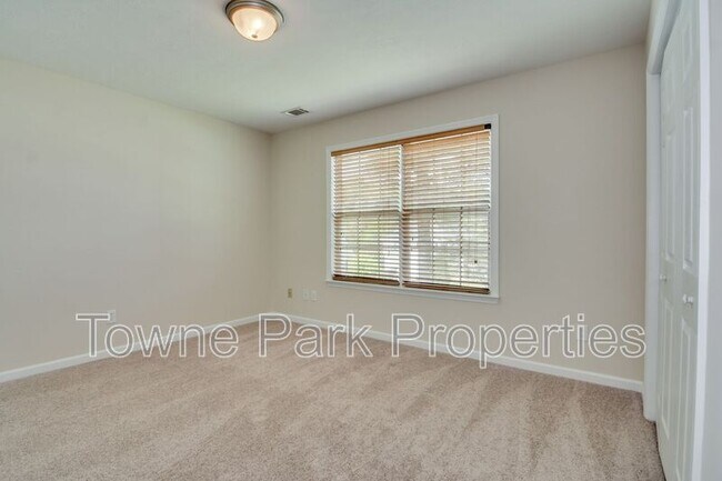 Building Photo - 1111 Hunters Cove